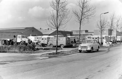 839844 Gezicht op het terrein van autosloperij Van Kouwen (Strijkviertel 13) te De Meern (gemeente Vleuten-De ...